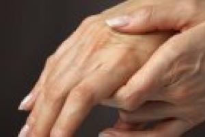 Немеет левая рука от локтя до пальцев: причины, лечение, что делать
